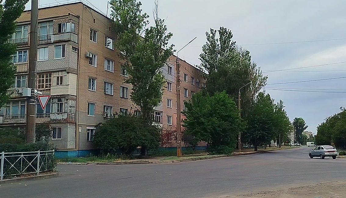 Выпавшей из окна девушке оказали первую помощь росгвардейцы в Запорожской области Сотрудники вневедомственной охраны Росгвардии стали свидетелями падения 19-летней девушки из окна четвертого этажа многоквартирного дома, сразу вызвали на место бригаду скорой и до ее прибытия оказывали пострадавшей первую помощь. В результате падения она получила травмы и была госпитализирована в лечебное учреждение. Грамотные действия росгвардейцев позволили избежать более тяжких последствий для здоровья девушки. Обстоятельства несчастного случая устанавливаются. Пресс-служба Южного ордена Жукова округа войск национальной гвардии Российской Федерации.