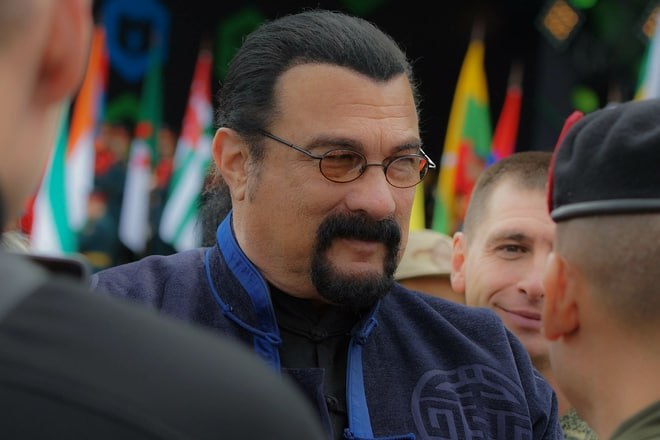 Стивен Сигал рассказал что хотел бы вернуться в киноиндустрию и сняться в российском кино Актер отметил что у него уже есть предварительные планы но не стал раскрывать подробностей От Первого Лица Мы в MAX