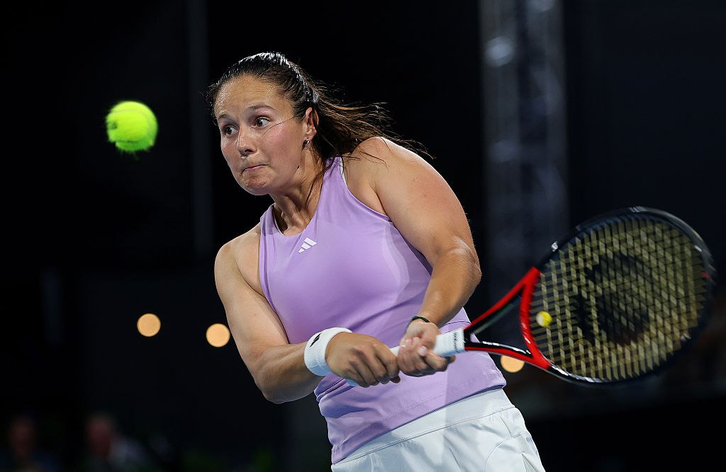 Касаткина фразой наконец могу дышать высказалась о смене гражданства Бывшая первая ракетка России Дарья Касаткина считает особенным чувством выступление на Australian Open после получения гражданства Австралии Об этом она рассказала на пресс конференции перед стартом первого в сезоне турнира Большого шлема Это очень особенное чувство У меня была мысль что было бы здорово сыграть на турнире Большого шлема дома но я никогда не представляла что это станет реальностью Я постараюсь насладиться этим как можно больше сказала Касаткина Ранее 17 января Касаткина выложила в Instagram принадлежит Meta компания признана экстремистской и запрещена в России фото с сертификатом о присвоении гражданства Австралии и написала что счастлива благодарна и свободна Наконец то я могу просто дышать жить и делать свою работу не беспокоясь о вещах которые от меня не зависят добавила Касаткина Getty Images Подписаться на РБК Спорт