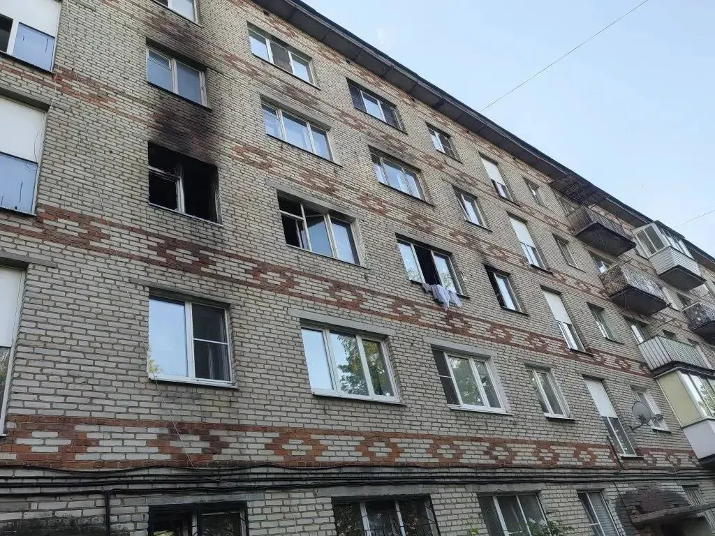 Сегодня в Лобне в доме 8 на улице Калинина произошел пожар обстоятельства которого выясняются К сожалению два человека погибли 32 летняя женщина и 35 летний мужчина Мои искренние соболезнования родным и близким Две девочки 11 лет и 3 года доставлены в Лобненскую больницу Дети находятся под постоянным медицинским наблюдением Диагноз отравление продуктами горения В ближайшее время планируем перевести их в центр им Рошаля в Красногорск Глава городского округа Лобня сейчас находится на месте трагедии Поручил вице губернатору по безопасности Роману Каратаеву координировать взаимодействие с правоохранительными органами они устанавливают все причины произошедшего