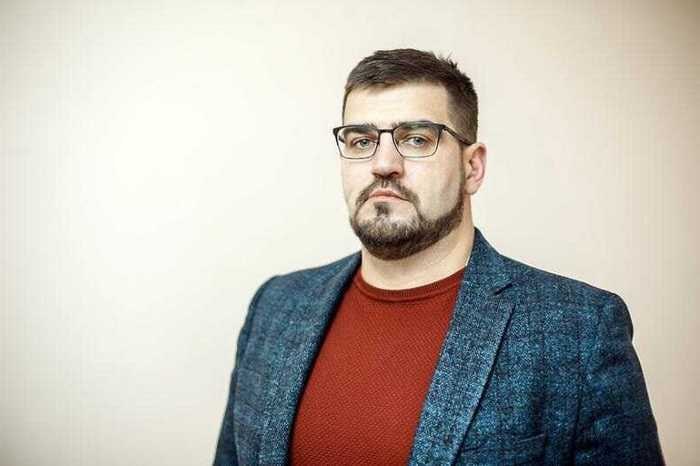 Следствие считает сбежавшего из России бывшего первого заместителя главы Химок Николая Минаева организатором преступной схемы по получению взяток в администрации: экс-чиновник «должен был осуществлять общее руководство деятельностью соучастников», говорится в материалах дела. По данным следствия, Минаеву 9 июня стало известно о проведении оперативно-разыскных мероприятий, ходом которых он активно интересовался. На следующий день чиновник написал заявление на отпуск и в тот же день в 23:13 улетел из России. 11 июня в отношении Минаева были возбуждены два уголовных дела о получении взяток в особо крупном размере ч. 6 ст. 290 УК РФ , он был объявлен сперва в федеральный розыск, а затем – в международный. Взятки, по данным следствия, Минаев получал за заключение муниципальных контрактов, беспрепятственное подписание актов выполненных работ и последующую своевременную оплату. Речь идет о сумме свыше 6 млн рублей. Своей вины он не признает, утверждает его адвокат. В конце июля в администрации Химок прошли очередные обыски, была задержана замглавы администрации Ирина Жданкина. Впоследствии суд по ходатайству следствия поместил ее под домашний арест. Источник: КРЕСТНЫЙ ОТЕЦ