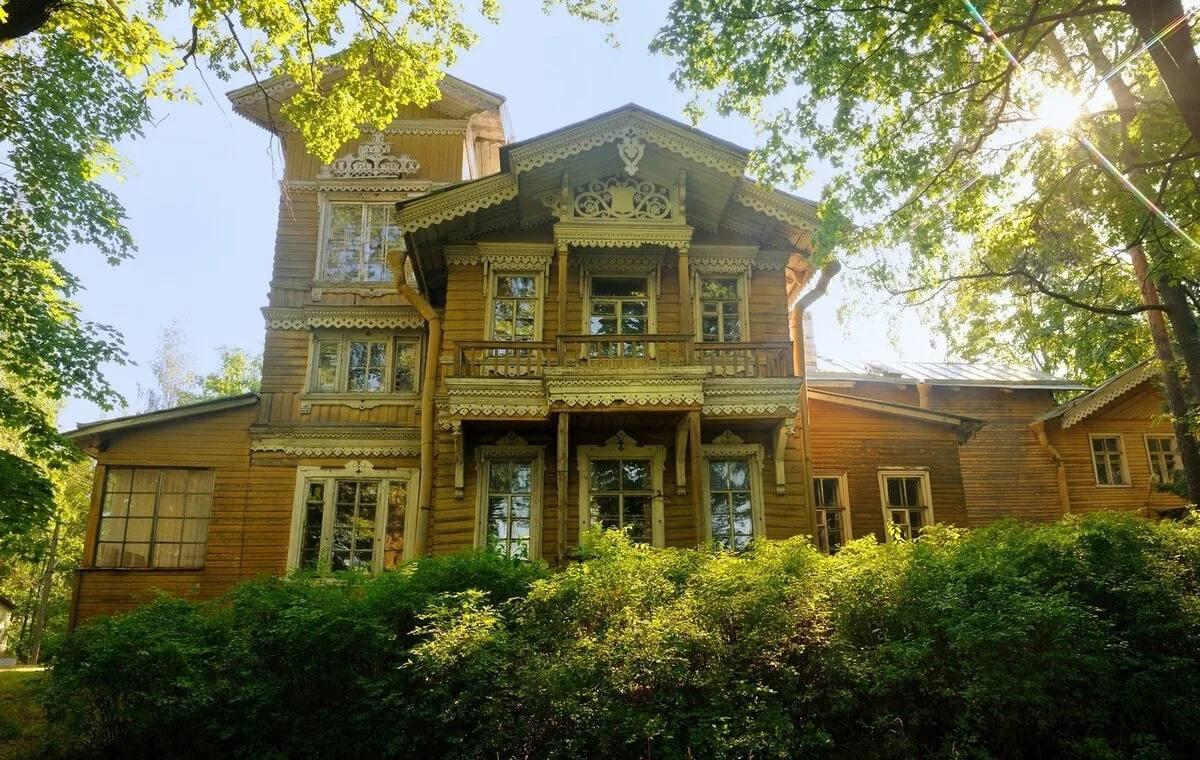 В Петербурге определили инвестора для Дачи Лесснера по программе Рубль за метр Объект культурного наследия ОКН регионального значения Дача Лесснера с участком в Санкт Петербурге сдали в долгосрочную аренду по программе Рубль за метр Итоги торгов подвели 11 сентября Начальная цена аренды здания с земельным участком которая ранее составляла 130 280 руб в месяц выросла почти в пять раз до 605 802 руб в месяц сообщили в пресс службе губернатора Петербурга Александра Беглова Эту сумму инвестор будет платить городу в течение срока ремонтных работ В торгах приняли участие восемь заявителей По данным протокола подведения итогов победителем аукциона стал предприниматель Михаил Двороковский Дача Лесснера была построена в 1890 х годах архитектором Борисом фон Гуком для Густава Лесснера Он владел машиностроительным и чугунолитейным заводами и считается одним из пионеров российского автомобилестроения Здание расположено по адресу Варваринская улица дом 12 литера А Его площадь составляет 501 кв м а площадь земельного участка 9082 кв м Трехэтажный разноуровневый деревянный особняк в стиле модерн включен в список объектов культурного наследия регионального значения Подробнее в материале на нашем сайте t me kiospb Подпишитесь на Ведомости Северо Запад