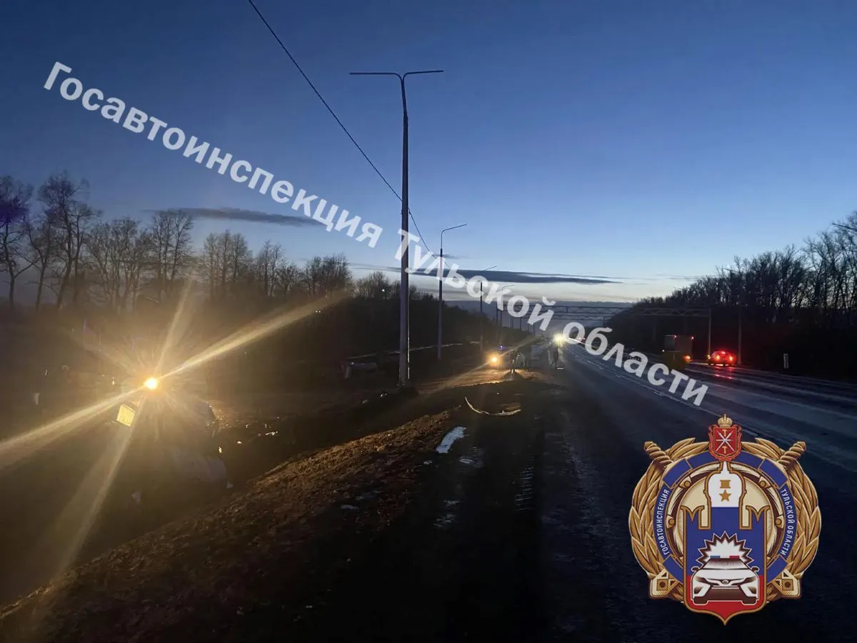 В Тульской области на федеральной трассе в перевернувшемся Логане пострадали два человека Авария произошла накануне ночью в Чернском районе По данным Госавтоинспекции в 3 45 на 267 ом километре автодороги М2 Крым водитель автомобиля Рено Логан не справился с управлением Машины выехала в придорожный кювет и опрокинулась Пострадали 40 летний водитель и 39 летняя женщина пассажир Обоих госпитализировали Госавтоинспекция Тульской области   Если у вас плохо грузятся новости видео и фото посты дублируются в нашем канале в MАХ 1  2   Подпишись на новости