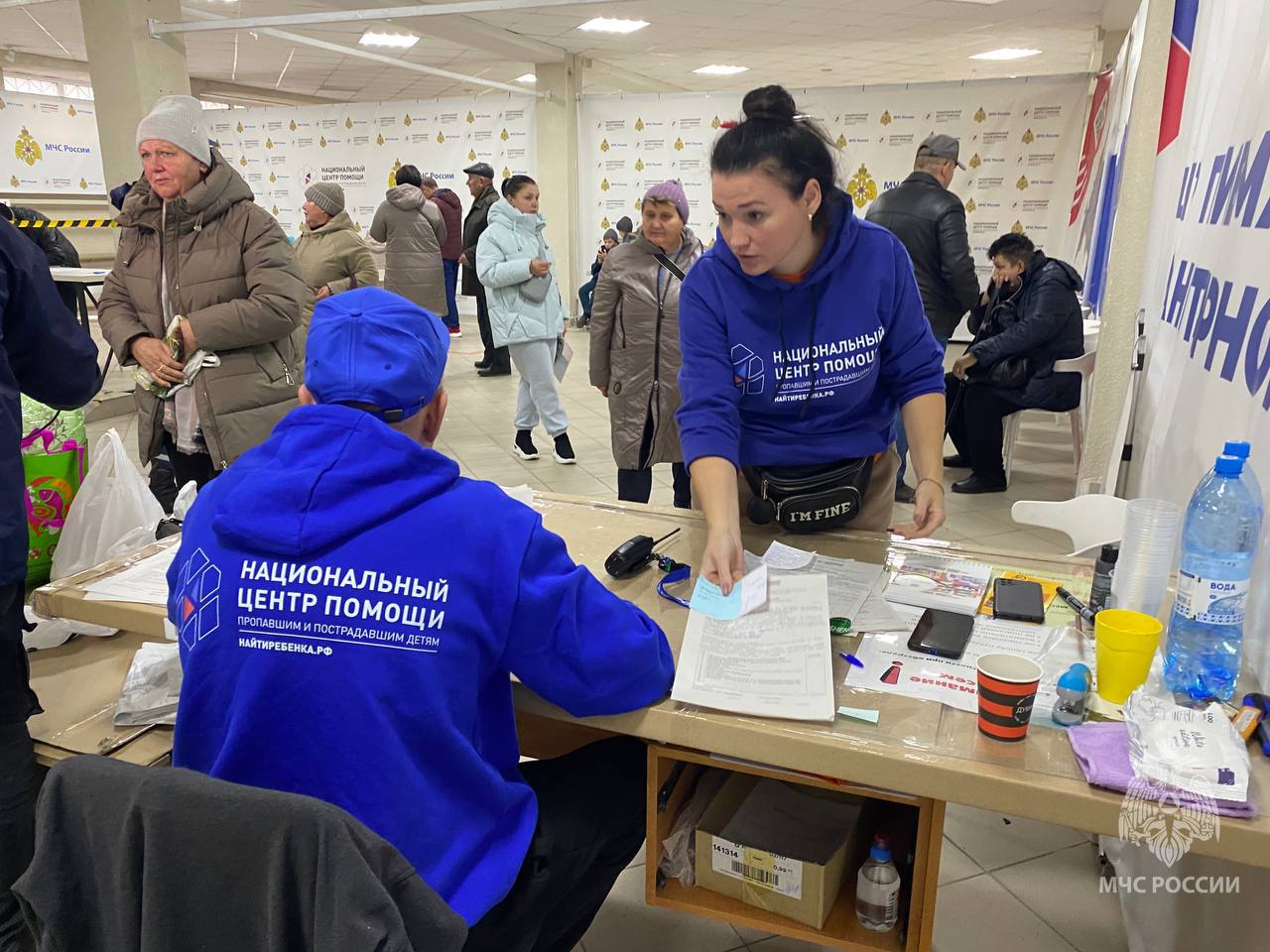 Волонтеры Национального  центра помощи пропавшим и пострадавшим детям оказывают поддержку курянам с первого дня начала боевых действий на территории региона. Они доставляют гуманитарные грузы для жителей приграничья.   За месяц плодотворной работы волонтеры Наццентра выдали жителям приграничья Курской области порядка 40 тысяч продуктовых наборов.    Напомним, в начале октября Национальный центр и МЧС России запустили работу нового пункта выдачи гуманитарной помощи гражданам, вынужденно покинувшим свои дома и прибывшим в Курск из приграничья.   Стоит отметить, что вместе с продуктами каждый житель приграничья получает и слова поддержки и понимания.    Волонтеры Национального центра помощи пропавшим и пострадавшим детям – это неравнодушные люди, которые вместе с продуктовым набором отдают людям частичку своего душевного тепла. Это то, в чем сейчас так нуждается каждый курянин, вынужденно покинувший свой дом.   МЧС Курск. ПОДПИСАТЬСЯ