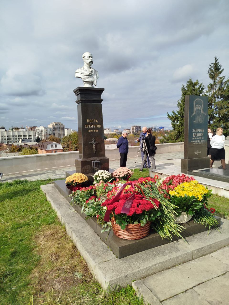 Сегодня в день рождения Коста Хетагурова ННКЦ им К Хетагурова совместно с другими общественными организациями возложили цветы к могиле великого осетинского поэта и мыслителя