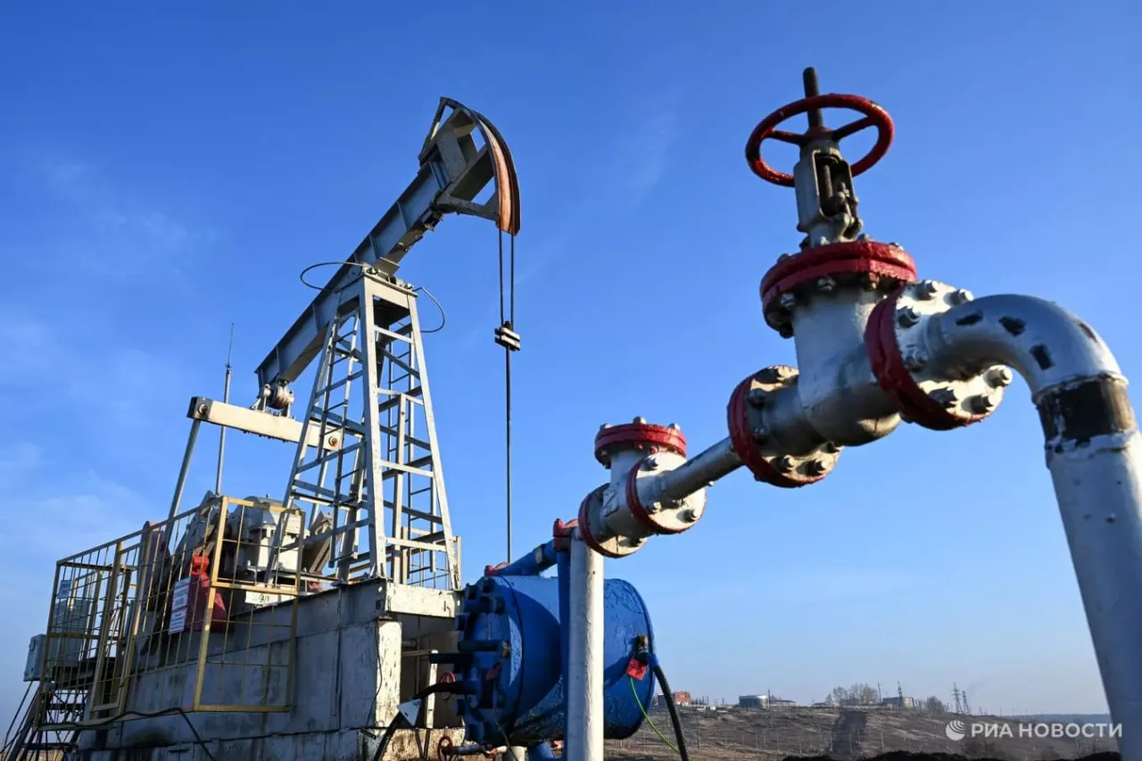 Россия за первые три месяца 2026 го нарастила экспорт нефти в Китай почти на треть Всего за январь март Поднебесная приобрела почти 32 млн тонн российской нефти это на 31 больше по сравнению с аналогичным периодом 2025 го было 24 3 млн подсчитало РИА Новости по данным китайской таможни Всего Россия заработала на этом 14 4 млрд Подписаться на РИА Новости экономика