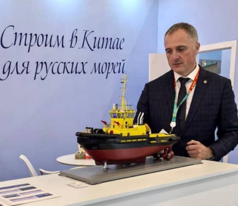 Дальтрансуголь Ванино намерен заменить 2 буксира на суда ледового класса китайского производства Сообщает пресс служба терминала Китайская госкомпания предложила буксиры ледового класса собственного производства Они уже прошли эксплуатацию в российских ледовых портах Уже сейчас руководители Дальтрансугля отправились в Китай чтобы посмотреть спуск на воду новых буксиров и осмотреть автоматизированное оборудование говорится в сообщении Отмечается что ДТУ рассматривает инновации для внедрения их в технологический процесс терминала для роста экспортного потенциала Дальнего Востока На международной выставке НЕВА 2025 в Санкт Петербурге Владимир Долгополов встретился с производителями и поставщиками оборудования для усиления действующего флота обследования подводными дронами глубоководных сооружений в сильных течениях и модернизации программного обеспечения которое более отзывчиво на сигналы Для нас такие мероприятия нужны чтобы узнавать какие страны и новинки появились на рынке чтобы искать что мы можем применить для модернизации нашего существующего оборудования Сейчас важно понимать какими российскими аналогами мы можем заменить иностранного производителя подчеркнул Владимир Долгополов По данным ДТУ прогнозный объем перевалки за 2025 год составит около 20 млн тонн С июля 2025 года грузооборот терминала вырос более чем на 50 Для последующего роста ДТУ заинтересован во внедрении в производство передовых технологий и импортозамещения добавляется в сообщении