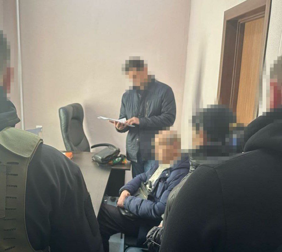 В Монако задержали сына экс-главы "Мотор сич" по запросу Украины. Сын экс-главы компании "Мотор сич" Александр Богуслаев задержан в Монако по запросу СБУ. Следствие обвиняет его в оказании помощи отцу Вячеславу в "незаконном присвоении контрольного пакета акций предприятия и последующей его перепродаже за $650 млн". По данным СБУ, Александр Богуслаев задержан правоохранителями Франции и Монако, на его вилле проведен обыск. Другие подробности не приводятся. Кроме того, СБУ добавило в список обвинений против Вячеслава Богуслаева, помимо "госизмены", "незаконное присвоение" активов "Мотор сич", а также "отмывание денег". Вячеслав Богуслаев был арестован в октябре 2022 года, в ноябре того же года на его имущество был наложен арест. Само предприятие "Мотор сич" в ноябре 2022 года было изъято у владельцев и передано в управление Министерству обороны Украины. За время содержания под стражей Вячеслав Богуслаев, по словам адвокатов, перенес клиническую смерть.