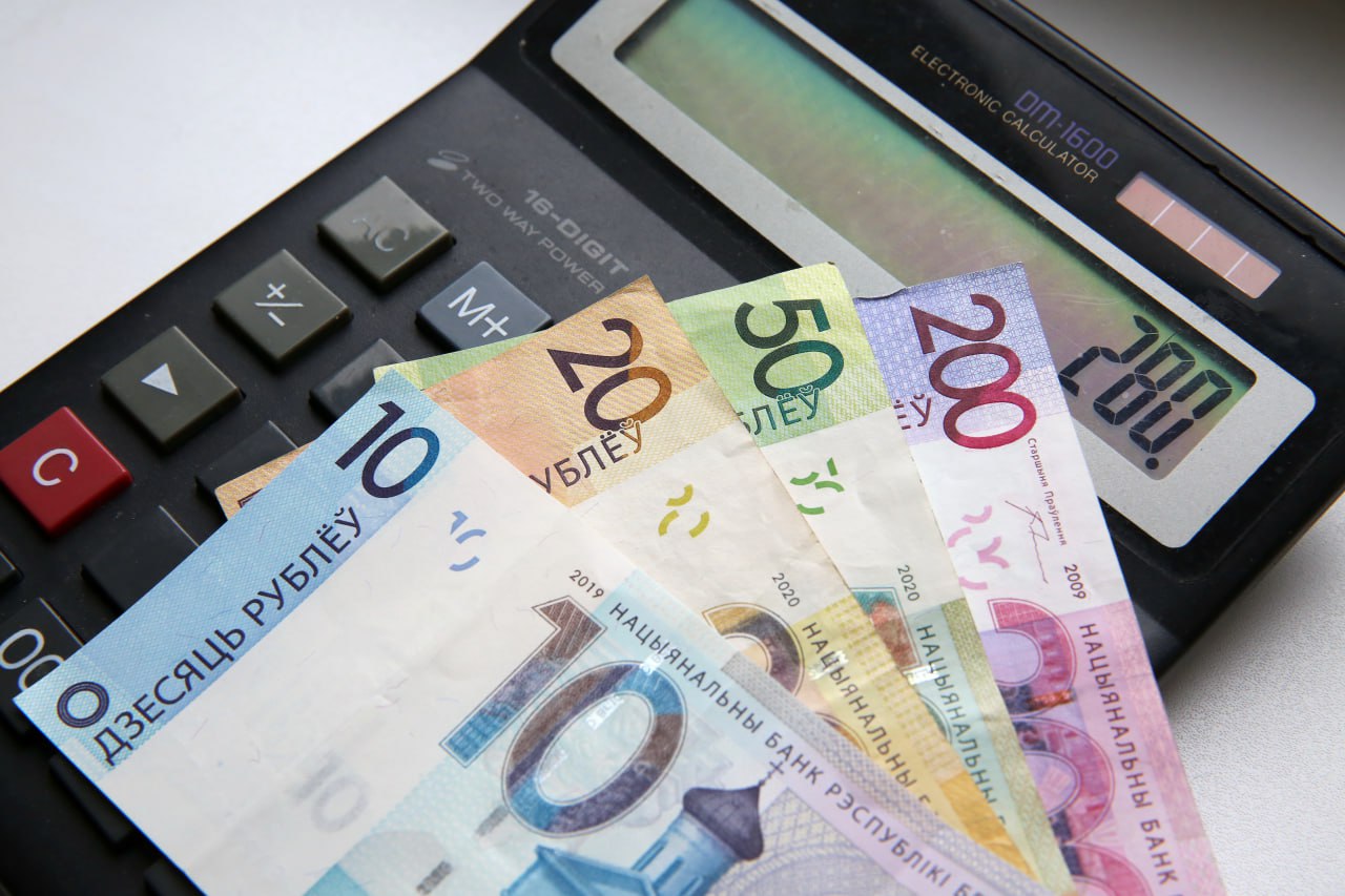 Падение зарплат в Беларуси остановилось Средняя зарплата по стране в октябре составила 2 758 6 рубля 12 руб к сентябрю Регионы лидеры Минск 3 653 5 руб Брестская и Гродненская области Регионы аутсайдеры Витебская область 2 286 1 руб Отрасли лидеры Сфера информации и связи 5 960 руб финансов показали самый большой прирост