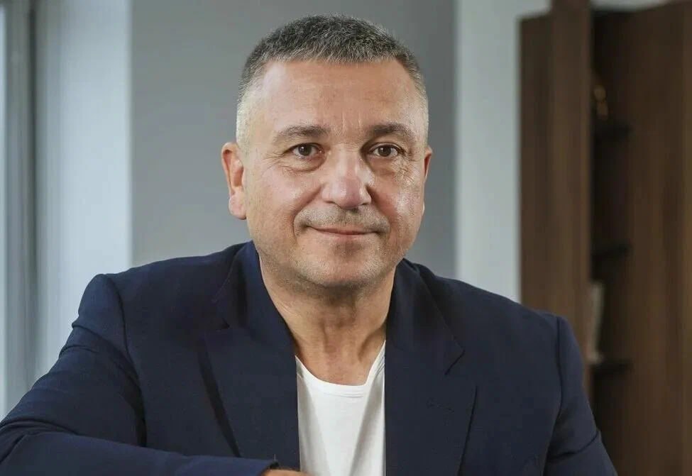 «Аскона» вернулась под контроль основателя Владимира Седова — соответствующая информация появилась в СПАРК 11 августа.  «Возвращение к единому контролю усилит управленческую гибкость компании и снимет прежние ограничения, связанные с партнерским участием»,— заявили в компании.  С 2010 года партнёром группы «Аскона» был шведский концерн Hilding Anders, который выкупил 51% за $100 млн. Позже шведский холдинг увеличил свою долю в «Асконе» до 73%. В 2022 году в концерне заявляли, что планируют инвестировать в бизнес компании 193,5 млн рублей, однако в 2023 году производитель решил уйти с российского рынка.   Владимир Седов основал группу «Аскона» в 1990 году. По данным СПАРК, выручка операционного юрлица группы по итогам прошлого года снизилась на 17,4%, до 40,5 млрд рублей, чистая прибыль выросла более чем в три раза, до 1,1 млрд рублей.