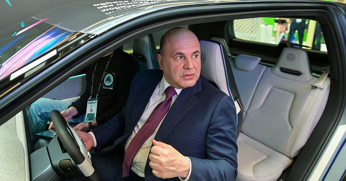 Мишустин: нужно доработать стратегию автопрома Премьер-министр Михаил Мишустин дал поручения по итогам стратегической сессии о развитии автопрома, которая состоялась 17 июня. Деталей пока нет, но, судя по всему, будут дорабатывать Стратегию развития автопрома. Вот главное: Меры государственной поддержки, предоставляемые российским предприятиям автомобильной промышленности, предстоит сформировать для основных сегментов автотранспортных средств. Вместе с этим должны быть определены условия допуска к ним, включая высокий фактический уровень локализации продукции, потребительские свойства автомобиля, а также перспективы поставок на экспорт. В дорабатываемом проекте стратегии должны быть предусмотрены меры по повышению производительности труда в отрасли и снижению себестоимости производства. Необходимо сформировать прогноз структуры автомобильного парка с учётом развития рынка транспорта на альтернативных видах топлива, беспилотного и подключённого транспорта. Министерства должны проработать вопросы формирования технологической карты кооперации производителей транспортных средств, автокомпонентов и материалов, разработчиков программного обеспечения в порядке, аналогичном для национальных проектов по обеспечению технологического лидерства. Нужно учесть необходимость установления правовых основ функционирования института главных конструкторов, имея в виду их участие в формировании технологической политики. - Честно говоря, последний пункт я даже расшифровать не могу. У нас нет такого понятия, как институт главных конструкторов автопрома. Конструкторы, включая главных, – это сугубо внутрикорпоративная деятельность, они не работают во внешнем контуре и не обладают полномочиями принимать или предлагать ведомствам стратегические решения от имени своих заводов/работодателей. Возможно, они могут входить в некий консультативный орган, но «консультировать» ведомства они будут, опять же, исключительно из интересов своих заводов. Впрочем, дождемся деталировки поручений премьер-министра – это может быть интересно.