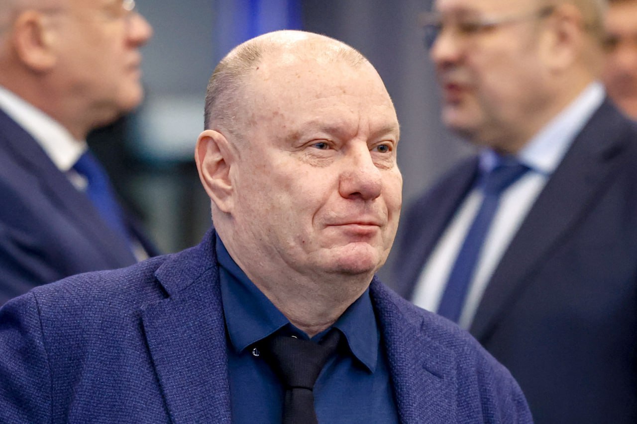 Состояние 10 богатейших россиян увеличилось на $22,5 млрд с начала года Больше всего с начала текущего года заработал президент "Норникеля" Владимир Потанин, чьё состояние на сегодняшний день оценивается в $31,7 млрд +$3,82 млрд за отчётный период , следует из "Индекса миллиардеров" Bloomberg . На втором месте по этому показателю — акционер "Металлоинвест" Алишер Усманов, который улучшил своё материальное положение и увеличил свой капитал до $16,9 млрд +$3,7 млрд . В аутсайдерах оказался российский предприниматель и владелец футбольного клуба "Монако" Дмитрий Рыболовлев: в "Индексе миллиардеров" указано, что за последние пять месяцев он потерял $1,77 млрд и теперь размер его состояния оценивается в $9,21 млрд. ТАСС