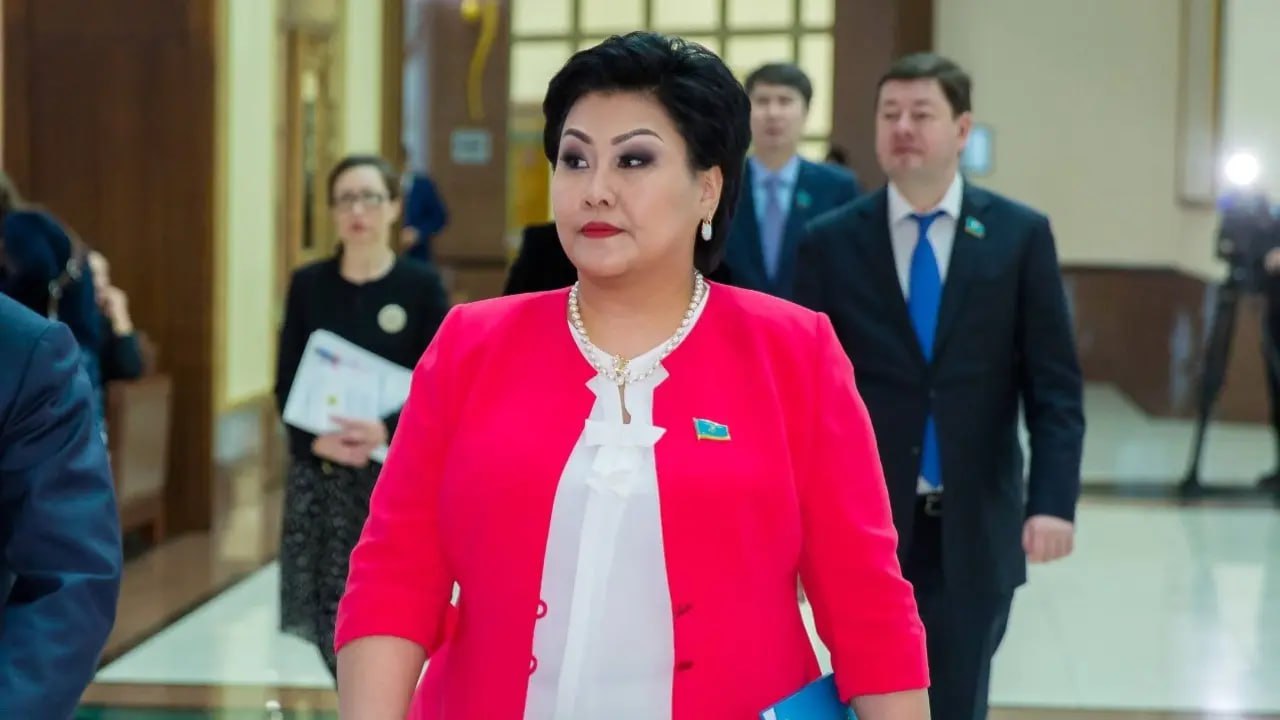 Получившую 7 лет колонии с отсрочкой экс замакима Хаменову увидели на свадьбе было ли нарушение Нарушила ли закон осуждённая экс заместитель акима Атырауской области Бакытгуль Хаменова которую заметили на свадьбе ответили в пресс службе Комитета уголовно исполнительной системы В ноябре 2022 года чиновницу признали виновной в коррупции и назначили семь лет лишения свободы Из за наличия на иждивении ребёнка фактическое отбывание наказания отложили на три года В октябре в социальных сетях распространилось фото Хаменовой замеченной на свадьбе В КУИС отметили что её участие в мероприятии не противоречит действующему законодательству Ограничения касающиеся посещения культурно массовых или иных общественных мероприятий судом не установлены Контроль за исполнением требований продолжается в установленном законодательством порядке говорится в сообщении Informburo kz НовостиКазахстана нарушение БакытгульХаменова Telegram Instagram TikTok