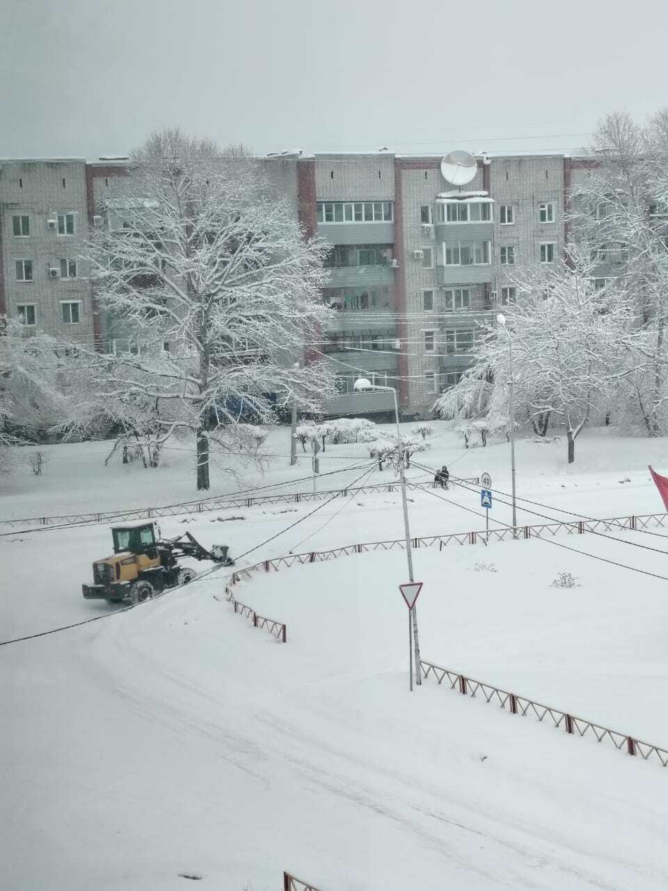 Циклон принес осадки в виде мокрого снега в большинство районов Хабаровского края. Подрядная организация выполняет работы по расчистке дорог и тротуаров. Снегоуборочная техника работает во 2 микрорайоне.