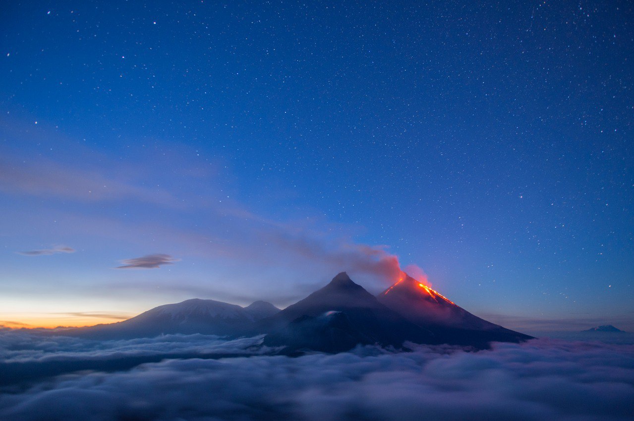 День образования ЮНЕСКО Сегодня исполняется 80 лет со дня создания Организации Объединенных Наций по вопросам образования науки и культуры ЮНЕСКО была создана после окончания Второй Мировой войны 16 ноября 1945 года Миссия организации содействие укреплению мира и безопасности путём расширения сотрудничества народов в области образования науки и культуры Защита окружающей среды сохранение природного наследия и культурного разнообразия одно из важнейших направлений в работе организации Именно ЮНЕСКО принадлежит идея создания Списка Всемирного наследия призванного охранять уникальные природные и культурные объекты мирового значения Жители нашего края могут гордиться на полуострове находится один из природных объектов исключительной красоты и эстетической важности Он объединил природные комплексы природных парков Налычево Южно Камчатский Ключевской и Быстринский Кроноцкого заповедника и Южно Камчатского федерального заказника им Т И Шпиленка Объект Всемирного наследия ЮНЕСКО в номинации Вулканы Камчатки отражает практически все основные вулканогенные ландшафты и геологические процессы происходящие на территории полуострова и демонстрирует уникальное ландшафтное и биологическое разнообразие При этом каждая из территорий обладает яркой индивидуальностью Фото Роман Мельник