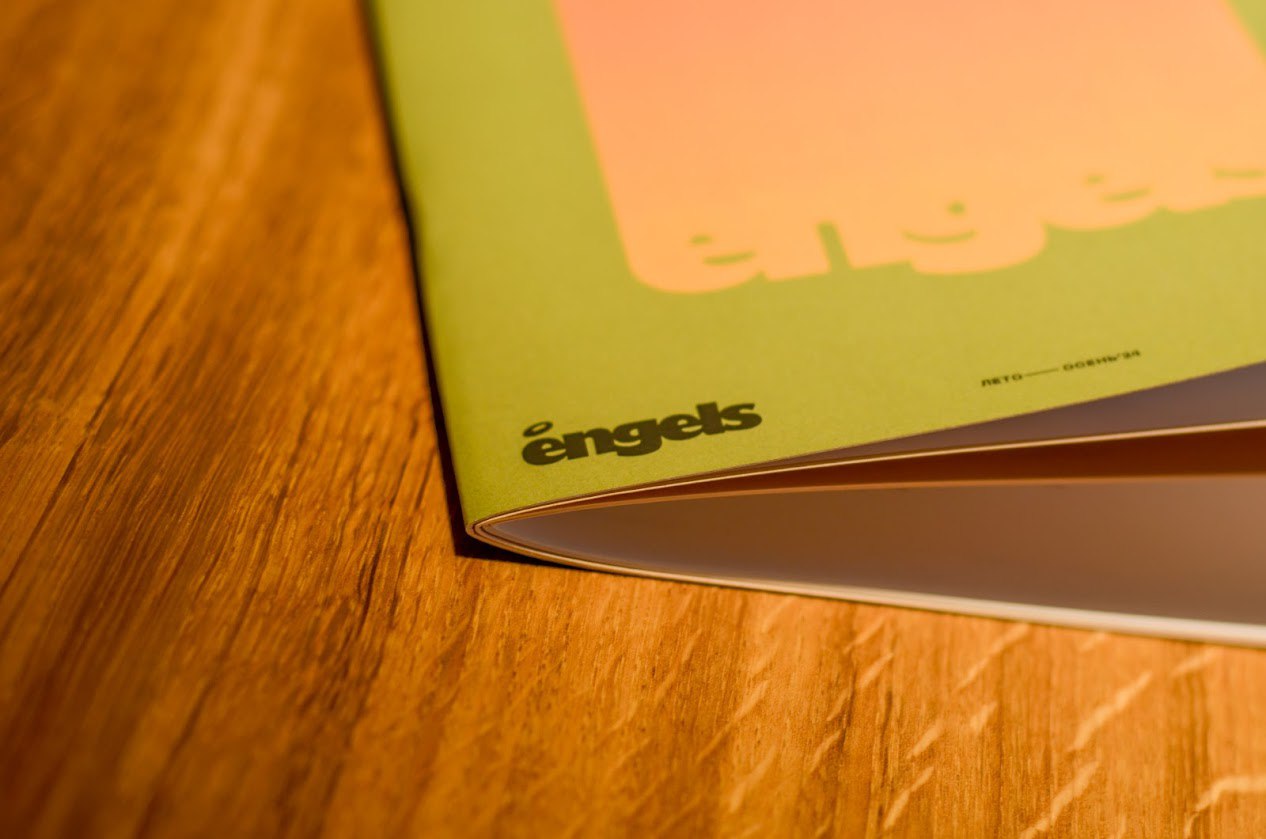 Кафе Engels у Южного автовокзала закрыл Роспотребнадзор Engels на улице 8 Марта 169 закрыли из за нарушений СанПиН Специалисты Роспотребнадзора обнаружили что у продукции не было маркировок в заведении нарушались условия хранения продуктов и средств для уборки сотрудники не соблюдали правила личной гигиены сообщили в пресс службе ведомства Кафе не будет работать 30 суток Сотрудники Роспотребнадзора составили протокол на юрлицо ООО Пляж которое управляет кофейней Обновлено в 15 00 В Engels подтвердили факт закрытия кофейни на 8 Марта При проведении реконструкции мы нарушили одно из требований к пересечению потоков вентиляции Это стало причиной проверки теперь это все устранено и мы ждем разрешения от Роспотребнадзора обратно открыться рассказал It s My City представитель сети