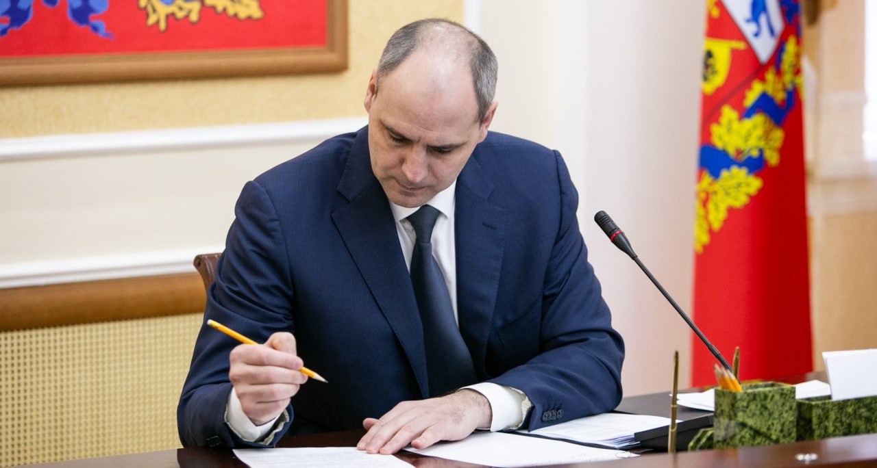 Врио губернатора Свердловской области Денис Паслер назначил мэра Артемовского, воспользовавшись правом, которое дает новый закон о МСУ. Руководить городом будет Андрей Клименко. Его предшественник – Константин Трофимов с сентября 2024 года находится в СИЗО по обвинению в получении взятки в размере 3,9 млн рублей. Поправки в закон об общих принципах организации местного самоуправления в системе публичной власти вступили в силу 19 июня.