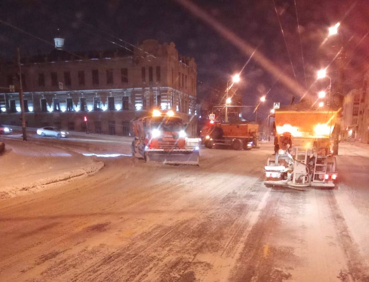 МБУ «Пензавтодор» круглосуточно устраняет последствия снегопада     В ночь с 15 на 16 февраля на городские дороги было брошено около 100 единиц техники. Проводилась очистка проезжей части и тротуаров.     Снежные массы вывозились с улиц Суворова, Кирова, Чехова и других участков. На специальный полигон, расположенный в районе улицы Перспективной, складировали свыше 1500 кубометров снега.   В дневное время на линию вышло  87 единиц спецтехники. К работам привлекли 90 человек.  Продолжается  уборка объектов улично-дорожной сети механизированным и ручным способами.      Большое внимание дорожные рабочие уделяют расчистке и противогололедной обработке пешеходных зон.    Во вторую смену упор сделают на вывоз снежных накоплений.