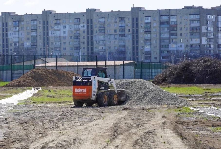 В Армянске капитально ремонтируют стадион «Юность»    Рабочие отремонтируют футбольное поле 105×73 метра, обустроят зону для игровых видов спорта — баскетбола, волейбола, мини-футбола, площадки для общей физической подготовки и сдачи норм ГТО, оборудуют беговую дорожку. Также в планах отремонтировать трибуны и установить освещение.    Ремонт стадиона начался прошлым летом, завершить работы планируют в сентябре 2025 года.  Источник: тг-канал министра спорта РК Ольги Торубаровой  #РеспубликаКрым