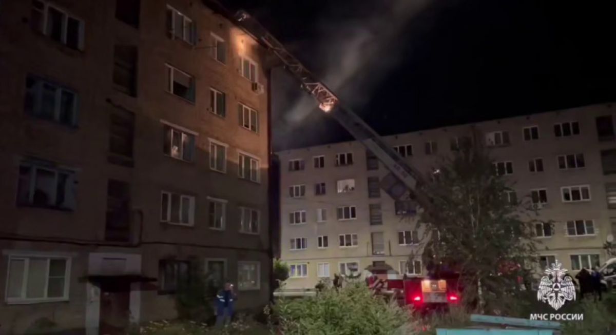 Пожарные потушили возгорание кровли в елецком доме newslipetsk ru fn 1727311 html Обошлось без погибших и пострадавших жильцов эвакуировали Прислать новость Подписаться