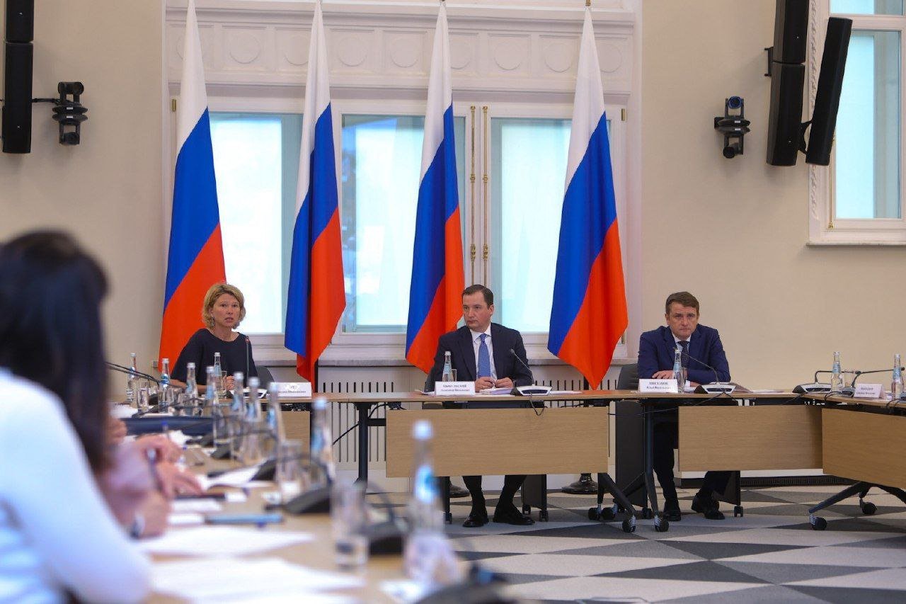 Сегодня провёл заседание комиссии Государственного совета России по направлению «Международная кооперация и экспорт». В центре внимания — системные проблемы, с которыми сталкиваются предприятия отечественного рыбопромышленного комплекса при выходе на зарубежные рынки. Один из ключевых вопросов — необходимость снижения импортных пошлин на российскую рыбную продукцию в странах БРИКС. Тарифное регулирование может стать серьёзным инструментом поддержки, позволяющим частично компенсировать логистические издержки и повысить конкурентоспособность отечественной продукции. Договорились, что в ближайшее время Минсельхоз РФ и Росрыболовство начнут прорабатывать условия для начала переговоров по снижению пошлин на экспорт рыбы в Индию, Бразилию и Китай. Особое беспокойство вызывает ограниченность в международных расчётах. Из-за рисков вторичных санкций некоторые зарубежные банки отказываются от проведения транзакций с российскими компаниями. Это приводит к задержкам платежей и отказам от предоплаты со стороны иностранных партнёров. Пока такие ситуации удаётся решать точечно, но необходимо находить комплексные, устойчивые решения. Поручил подкомиссии по международным расчётам при комиссии Госсовета сформировать предложения и взять на себя координацию работы по этому направлению. Также обсудили сложности, связанные с прохождением аккредитации для поставок российской рыбной продукции в Бразилию. Здесь важно не просто ускорить технические процедуры, но и выстроить эффективное межведомственное взаимодействие с бразильской стороной. Эту работу возьмут на себя Минсельхоз и Россельхознадзор — речь идёт о расширении перечня допущенных к экспорту российских судов и предприятий. Сегодняшнее заседание ещё раз подтвердило: даже в условиях внешнего давления мы можем находить решения и открывать новые возможности. Главное — держать курс на системную работу и плотное взаимодействие всех профильных ведомств и регионов.