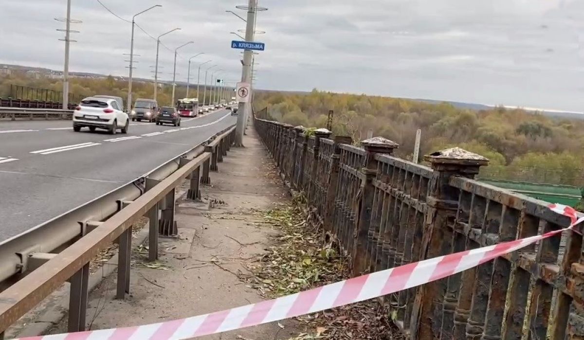 Во Владимире сгнили перила моста через реку Клязьму    Некоторые элементы перил можно отрывать руками. Часть провалов закрыта дорожными аварийными сетками, другие дыры – сигнальной изолентой.  ↗  Прислать новость   Подписаться