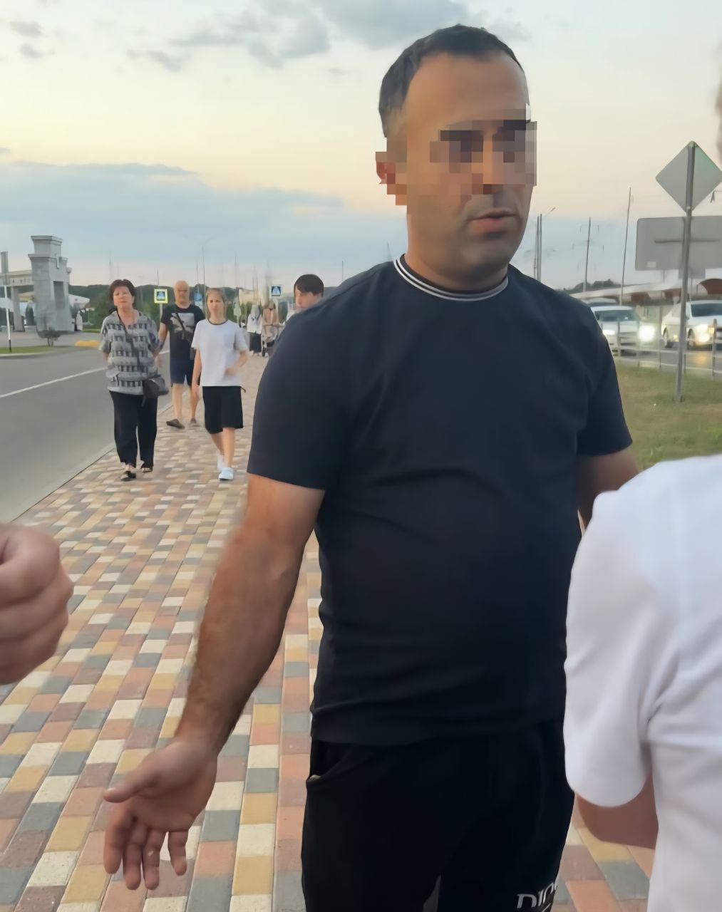 Иностранца, пристававшего к девушке в Ставрополе, выдворят из России  Инцидент с домогательствами произошёл в прошлое воскресенье на юго-западе города. Приехавшая к родственникам девушка прогуливалась вместе с родителями возле фонтана на Владимирской площади. Переходя дорогу, она почувствовала как идущий рядом гражданин потрогал её за интимные места.  «Я была в юбке, под которой были шорты  их не видно , если бы их не было, мне было бы в сотни раз неприятнее. Начав разговор с этим „мужчиной“, он отрекался от всего и делал вид, что не понимал [о чём речь]. Извиняться отказывался, два его друга пытались извиниться, но сами понимаете, их извинения мне были не нужны», — поделилась потерпевшая.  По словам девушки, когда приехала полиция, гражданин попытался скрыться и заодно покрыл русским матом пострадавшую и её семью. Остановить его помогли прохожие.  Девушка написала на иностранца два заявления — за оскорбления и за домогательства.  Как сообщили в ГУ МВД по Ставрополью, гражданина доставили в отделение для дальнейшего разбирательства, где выяснилось, что помимо прочего иностранец имеет проблемы с разрешением на пребывание в России.  «Мужчина привлечен к административной ответственности по ст. 20.1 КоАП РФ  мелкое хулиганство . Также в отношении него принято решение об административном выдворении за пределы Российской Федерации», — отметили в краевом Главке МВД.