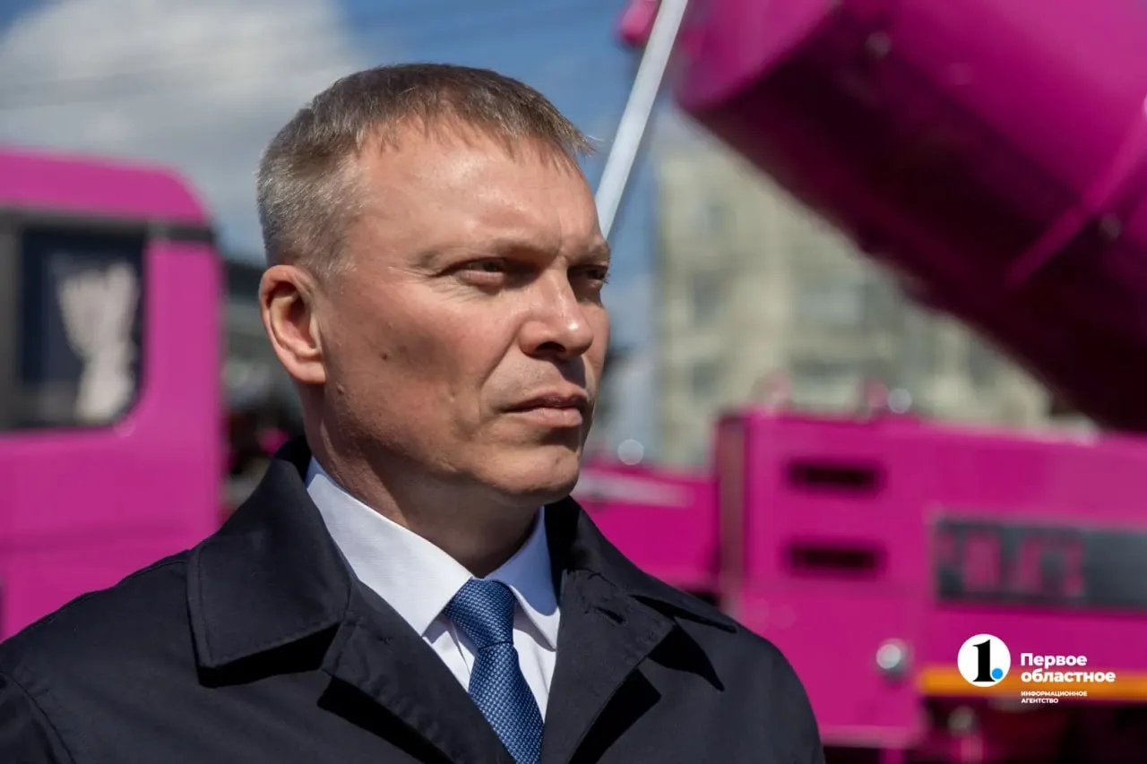 Челябинск Главное Челябинский областной суд утвердил ранее избранную меру пресечения в виде заключения под стражу в отношении Андрея Фалейчика Его задержали сотрудники УФСБ еще в феврале По версии следствия в 2021 2023 годах когда подозреваемый возглавлял Копейск он получил взятку в размере 1 88 млн рублей от директора коммерческой фирмы Деньги передали за заключение договора долгосрочной аренды имущественного комплекса детского лагеря Юность Мы в MAX VK Сайт ТГ