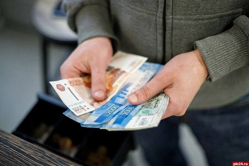 Юрист рассказала кто сможет увеличить важную часть пенсии в два раза Размер пенсии зависит от страховой и фиксированной части которые можно увеличить при наличии особых условий рассказала юрист ЕЮС Екатерина Ноженко В первую очередь это касается граждан живших по состоянию на 1 января 2002 года в районах Крайнего Севера и приравненных местностях Для них при расчете выплаты применяется повышенный коэффициент средней зарплаты к средней зарплате по стране Вместо максимальных для всех 1 2 это 1 4 1 9 в зависимости от региона проживания Кроме того возможно увеличение фиксированной части пенсии Она одинаковая для всех и в этом году составляет 8 907 70 рублей Однако при расчете северного стажа она увеличивается на 50 или 30 в зависимости от того работал человек на Крайнем Севере или в приравненных местностях Если пенсионер имеет право на повышение фиксированной выплаты по двум основаниям применяется наиболее выгодный вариант повышения рассказала Ноженко Повышение фиксированной части пенсии на 25 касается и тех кто проработал в сельском хозяйстве не менее 30 лет При выезде из сельской местности это право сохраняется