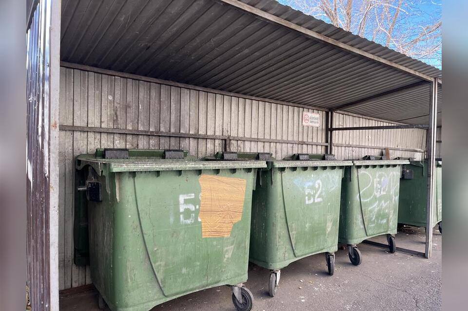 В Забайкалье предложили штрафовать за парковку у мусорных контейнеров Законопроект внесённый депутатами Жаповым и Калашниковым по инициативе природоохранного прокурора предусматривает наказания за препятствие спецтехнике при сборе ТКО Штрафы для граждан от 1 до 3 тыс рублей для должностных лиц от 3 до 10 тыс для юрлиц до 50 тыс Исключения спасательные и аварийные ситуации Законопроект уже поддержан комитетом и скоро будет рассмотрен в парламенте ZAB RU Проголосовать