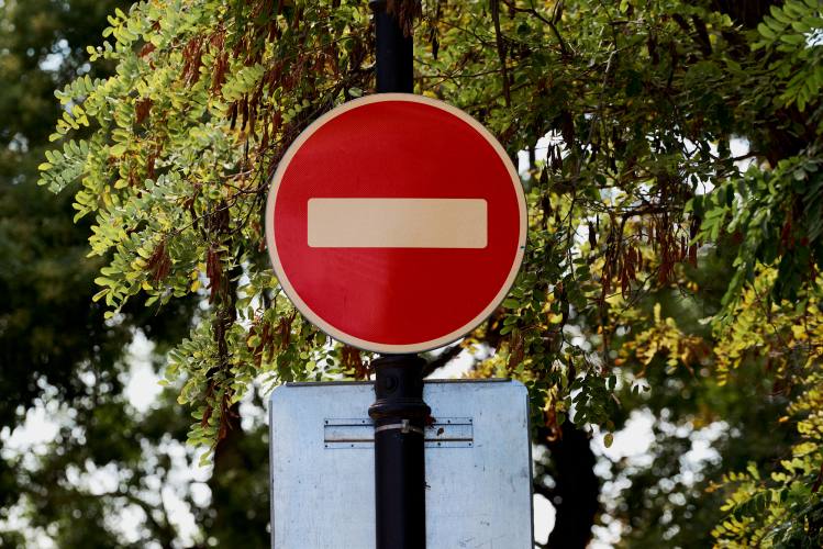 На центральном холме ограничат движение 9 и 10 июля Временные ограничения будут для всех транспортных средств с 8.00 до 18.00 по улице Алексакиса. На это время движение по улице Терещенко будет двусторонним. Помимо этого, 9 июля на улице Советская от дома №50 до дома №55 частично ограничат движение. «Ограничения вводят для проведения геодезических работ по предстоящему капитальному ремонту подпорной стены вдоль школы № 3», — сообщили в правительстве Севастополя. Вести Севастополь