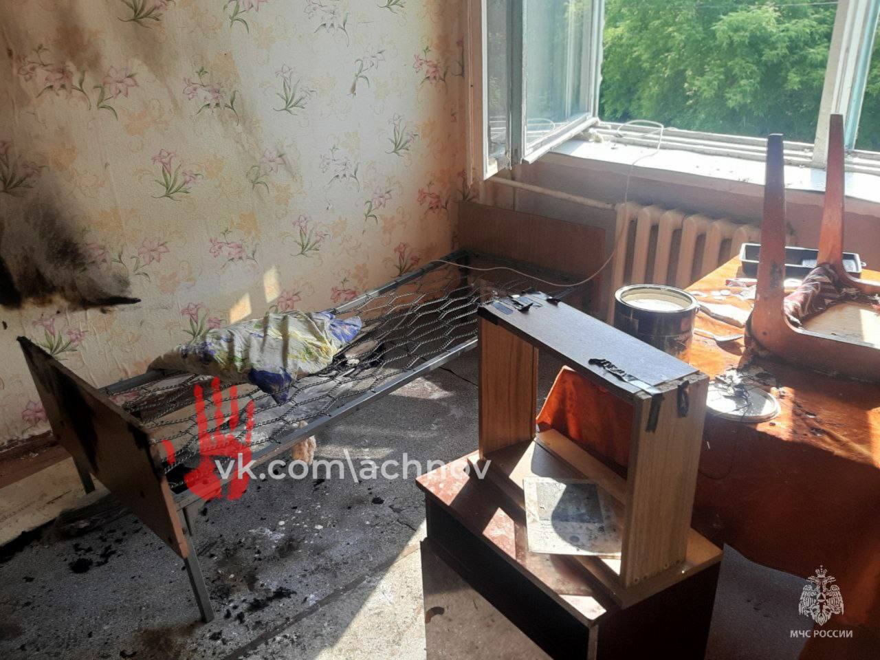 В общежитии колледжа в п. Мирный вспыхнул пожар Все произошло в общежитие филиала Южноуральского агропромышленного колледжа. В комнате на втором этаже загорелись вещи на площади около 2 квадратных метров. Ребята решили покрасить батарею и, разводя краску растворителем, неосторожно воспользовались зажигалкой. Пары вспыхнули моментально. Пострадал 17-летний студент — он получил ожоги руки во время самостоятельной попытки тушения. Из здания эвакуировались 5 человек. Огонь потушили до приезда пожарных.