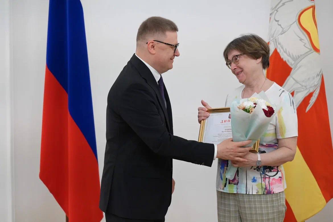 50 лучших медицинских работников Челябинской области получили награды Глава региона Алексей Текслер напомнил, как развивается сфера здравоохранения. За последние 6 лет в области отремонтировали и построили 398 объектов, приобрели 17 тыс. единиц оборудования, обновили автопарк. Строится новый хирургический корпус ЧОДКБ и медицинский МФЦ в Магнитогорске. В этом году модернизировали 98 ФАПов и амбулаторий. Для молодых специалистов с 2020 года приобрели 312 квартир. Область оказывает поддержку участникам СВО, включая капитальный ремонт и оснащение окружного госпиталя, а также развитие сети реабилитационных отделений. «Следующие пять лет также будем строить новые поликлиники, больницы», – отметил губернатор. / Прислать новость