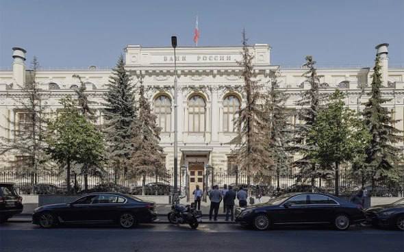 Основные заявления директора департамента финансовой стабильности ЦБ Елизаветы Даниловой с Финансового конгресса   Регулятор хочет обязать банки проверять доход граждан, которые покупают жилье в рассрочку. Это возможность проверять доход человека через представление справки об официальных доходах.   «С одной стороны, рассрочка – это стандартный, достаточно распространенный механизм продаж, с другой же - он несет в себе определенные риски и "опасные моменты"»;   ЦБ хочет ограничить возможности застройщиков предоставлять покупателям квартир рассрочки с низким первоначальным взносом и нерегулярными платежами.   «Мы видим, что в последнее время возросла совсем другая рассрочка, которая по сути очень напоминает ипотеку, но не характеризуется теми защитными механизмами заемщика, которые есть в ипотеке. То есть рассрочка на 10 лет с минимальным первоначальным взносом, даже меньше, чем в ипотечных кредитах — это тоже у нас сейчас есть на рынке, и конечно, такие продукты нас встревожили»;   По словам Даниловой, есть застройщики, которые вовсе не оценивают платежеспособность покупателей и предоставляют рассрочку с низким первоначальным взносом, беря на себя дополнительные риски в погоне за количеством продаж.