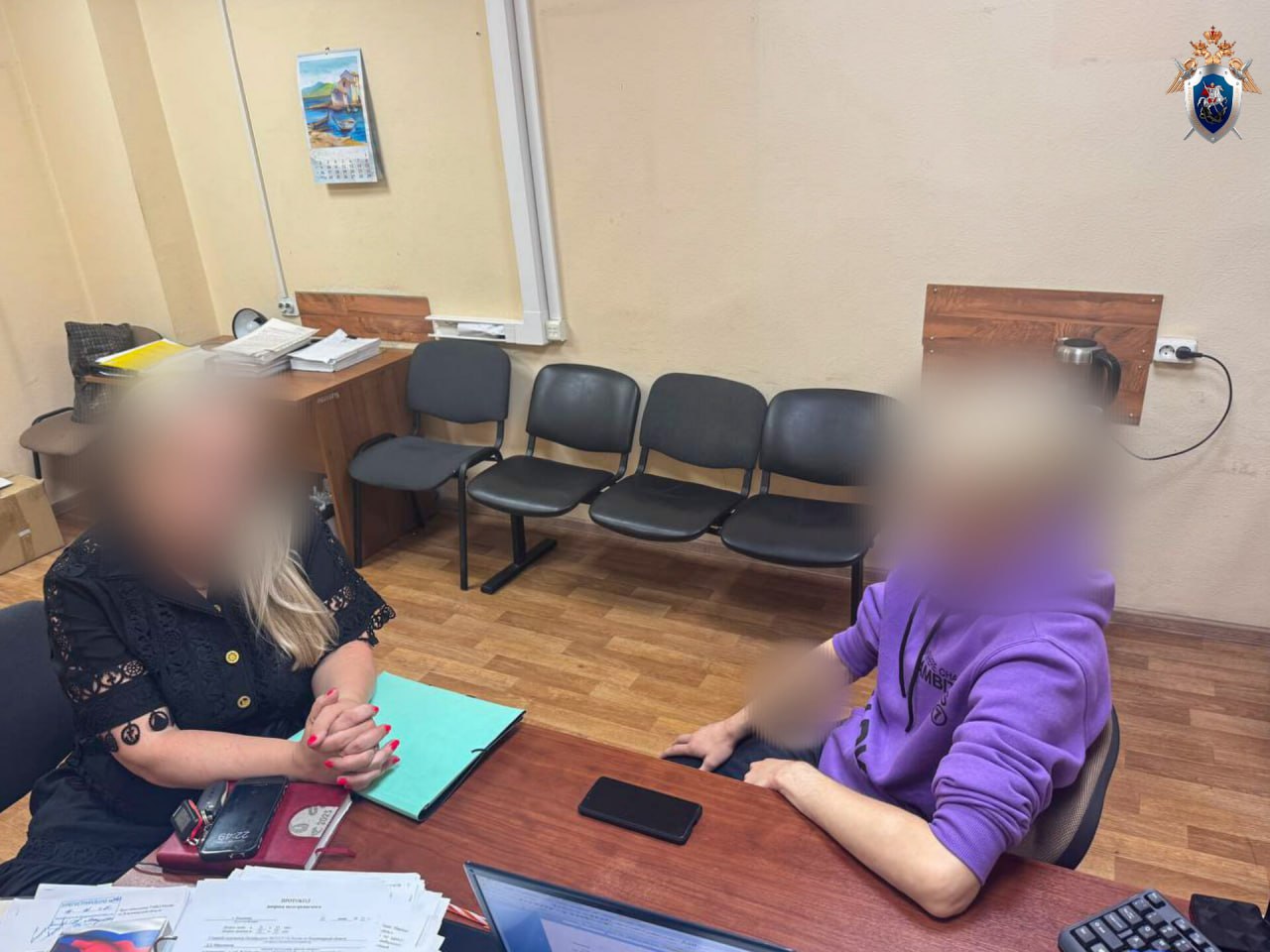 Во Владимире местный житель обвиняется в публичных призывах к террористической деятельности в сети Интернет   В Октябрьском межрайонном следственном отделе регионального управления СК расследуется уголовное дело по обвинению жителя Владимира 1990 года рождения в совершении преступления, предусмотренного ч. 2 ст. 205.2 УК РФ  публичные призывы к осуществлению террористической деятельности с использованием сети Интернет .   По версии следствия, обвиняемый в течение двух лет, находясь на территории Владимира и Вязников, со своего мобильного телефона разместил в популярном мессенджере под постами не менее пяти комментариев, содержащих призывы к осуществлению террористической деятельности, а также признаки оправдания и пропаганды терроризма.   По ходатайству следователя СК на период расследования фигурант судом заключен под стражу. По уголовному делу изъяты его мобильный телефон и иные вещественные доказательства.   В настоящее время во взаимодействии с сотрудниками региональных УФСБ и УМВД по уголовному делу проводится лингвистическая судебная экспертиза, продолжаются осмотр носителей электронной информации и иные следственные действия, направленные на сбор и закрепление доказательств.