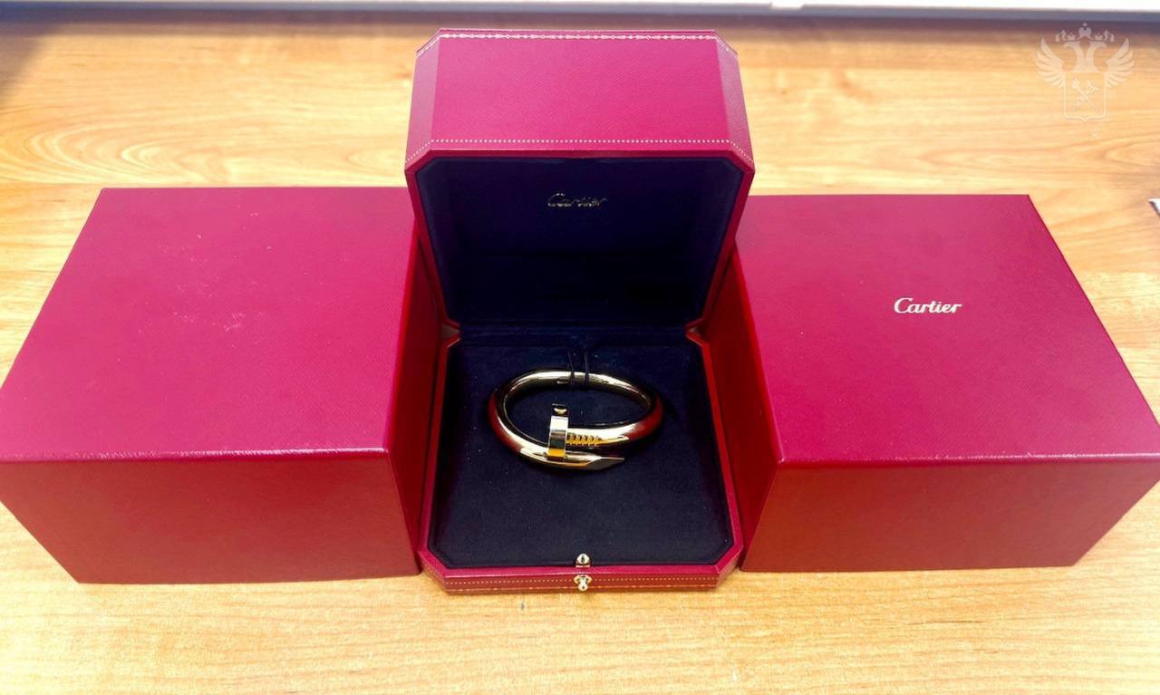 Таможенники Сочи нашли браслет Cartier стоимостью 5 млн рублей в ручной клади россиянки прилетевшей из Дубая Женщина не знала о таможенных правилах Экспертиза установила что ювелирное изделие изготовлено из сплава золота 750 пробы и является новым Товар был изъят Возбуждено уголовное дело по статье о контрабанде Женщине грозит до 5 лет лишения свободы или штраф до 1 млн руб kub news ru