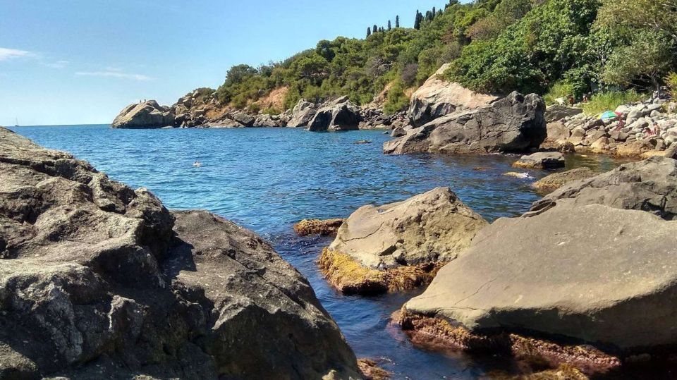 Смертельный прыжок со скалы в Алупке утонул турист СИМФЕРОПОЛЬ 9 сен РИА Новости Крым В Алупке на Южном берегу Крыма трое туристов решили попрыгать в воду со скалы Это обернулось трагедией один из отдыхающих погиб другой пропал без вести а третий попал в реанимацию Об этом сообщила глава администрации Ялты Янина Павленко Трое прыгали со скалы в Алупке один утонул другой в реанимации третьего до сих пор не нашли проинформировала она на аппаратном совещании в администрации города По словам Павленко несмотря на окончание лета количество обращений в Единую дежурно диспетчерскую службу не уменьшается За первую неделю сентября специалисты обработали 7134 звонка Пять человек погибли и один спасен в море у берегов Крыма за минувшие три дня сообщал ра Подробнее