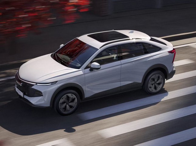 Обновленный купе-кроссовер Haval F7x будет стоить от 3,5 млн рублей  Haval объявил цены на обновленный купе-кроссовер F7x, сообщает официальный сайт китайского бренда. Автомобиль будет доступен в комплектациях Premium и Tech Plus по цене 3 499 000 и 3 699 000 рублей соответственно. В продаже новинка появится во втором квартале 2025 года.  Подробнее на сайте autostat.ru