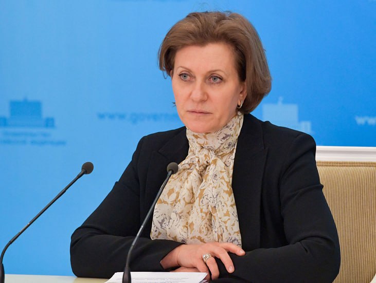 Глава Роспотребнадзора : нужно готовиться к новым пандемиям Глава Роспотребнадзора Анна Попова заявила, что ученые-вирусологи должны находиться в постоянной готовности, так как новые пандемии в мире возможны. Так она ответила на вопрос одного из выпускников класса РПН, который был открыт два года назад на базе лицея №214 в Санкт-Петербурге. Глава ведомства встречалась накануне с ребятами, где обсудила с ними разные темы. Одной из них стала вероятность распространения в мире в ближайшем будущем новых пандемий, таких как коронавирусная. Да, будут, готовиться надо. И нельзя сказать, что мы вот сегодня встали, да, мы сегодня готовы. Мир вокруг настолько не изведан и настолько непредсказуем, что эту готовность нужно формировать и оттачивать каждый день», - отметила Попова. Она также обратила внимание, что в человеческой популяции происходят постоянные изменения. Это отражается на коллективном иммунитете. И если сегодня какой-то микроорганизм кажется безобидным, то спустя время все может изменить в противоположную сторону. Джинн из Пробирки - Подписаться