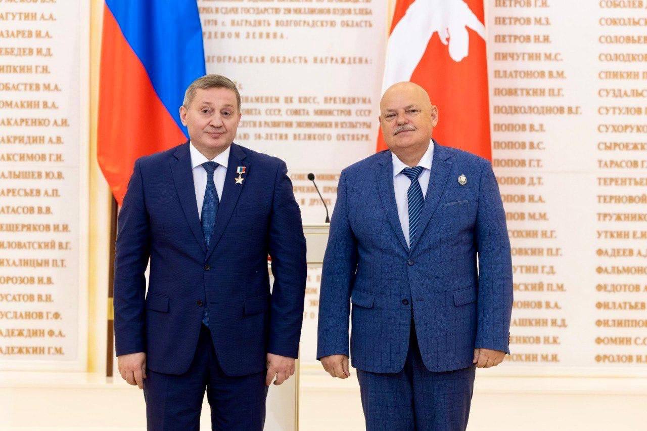Сегодня губернатор Волгоградской области Андрей Бочаров присвоил главному врачу ГУЗ «Больница Nº16» Сергею Фёдоровичу Захарову почётное звание «Заслуженный работник здравоохранения Российской Федерации». Сердечно поздравляю Сергея Фёдоровича с заслуженной наградой! Желаю крепкого здоровья, благополучия и дальнейших успехов в профессиональной деятельности! #ДеньМедицинскогоРаботника #ГУЗ_Больница16 #Волгоград #Регион34 #Красноармейскийрайон #СправедливаяРоссияЗаПравду #КалашниковДВ