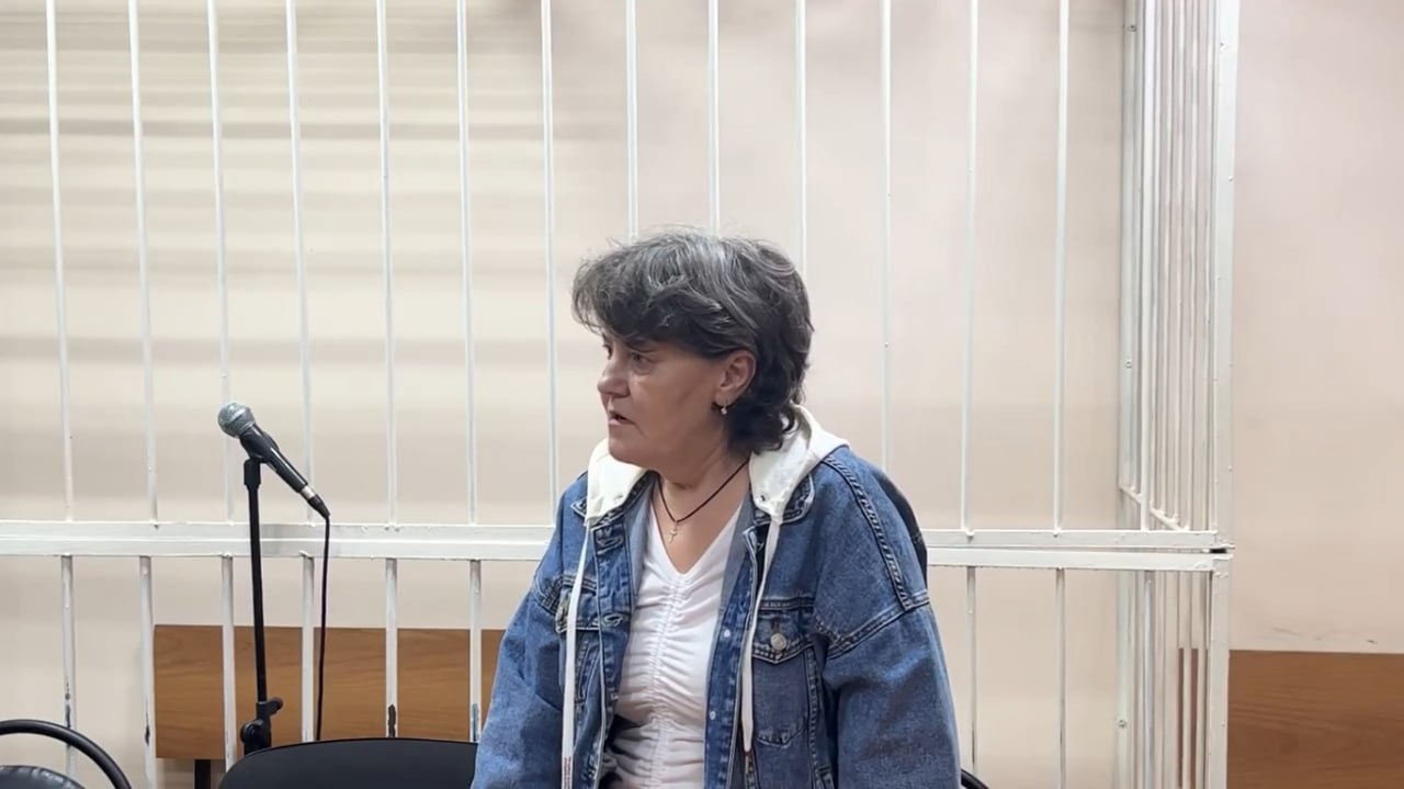 В Лысковском районе женщину осудили за убийство мужа Убийство произошло в ноябре прошлого года Как установил суд между супругами вспыхнула ссора Пьяный мужчина стал оскорблять Ольгу используя мат и грубые выражения Из чувства злости женщина достала нож из ящика кухонного стола и ударила мужа От полученных ранений он скончался Прокурор просил назначить Ольге 12 лет лишения свободы Защита настаивала на её невиновности Я его не убивала заявила на суде женщина Суд учёл смягчающие обстоятельства помощь в расследовании состояние здоровья Ольги и противоправное поведение мужа В итоге женщине назначили восемь лет колонии её взяли под стражу в зале суда Фото пресс служба судов Нижегородской области Подпишись Предложи новость