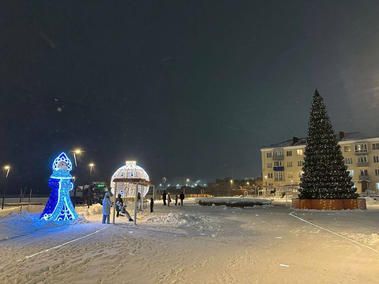 В Холмске при поддержке Сахалинского морского пароходства открыли обновлённую площадь Мира    В Холмске при финансовой поддержке Сахалинского морского пароходства  входит в ГК «Дело»  открыли обновлённое общественное пространство – площадь Мира.   В результате реконструкции обустроены детские игровые площадки, летние террасы, фотозона, установлены беседки. Ранее проект «Морская симфония» победил во Всероссийском конкурсе лучших проектов создания комфортной городской среды в малых городах.  Поддержка социально значимых проектов, направленных на развитие Холмска, улучшение качества жизни горожан и создание комфортной городской среды, является важной социальной составляющей политики в области устойчивого развития Группы компаний «Дело». Уверены, обновлённая площадь станет местом притяжения для жителей острова и туристов,  — отметил первый заместитель генерального директора ПАО «Сахалинское морское пароходство» Игорь Шарков.   Также ранее при поддержке ГК «Дело» другой грантовый проект Холмска — экопарк «Зелёная гавань» — стал победителем Всероссийского конкурса лучших городских проектов. В 2025 году здесь планируется создание новых маршрутов, пунктов проката спортинвентаря, игровых зон и зон барбекю, павильона для проведения музыкальных вечеров. Экопарк станет креативным и уютным местом для активного отдыха жителей всех возрастов.