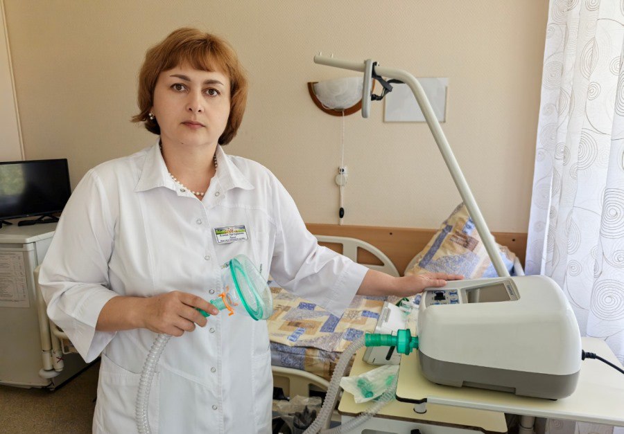 Сразу в три крупные медицинские организации Кузбасса поступило современное оборудование В Кузбасскую областную детскую клиническую больницу им. Ю.А. Атаманова, Кузбасский хоспис и Киселевскую городскую больницу поступило современное медицинское оборудование на общую сумму 18,7 млн рублей. Кузбасский хоспис получил 143 единицы оборудования и средств реабилитации на общую сумму более 9 млн рублей. Для респираторной поддержки приобрели 101 кислородный концентратор, 10 ингаляторов, 10 аппаратов неинвазивной вентиляции легких и 7 инсуффляторов-аспираторов. Также в медучреждение поступило 10 противопролежневых матрасов и 5 функциональных кроватей.