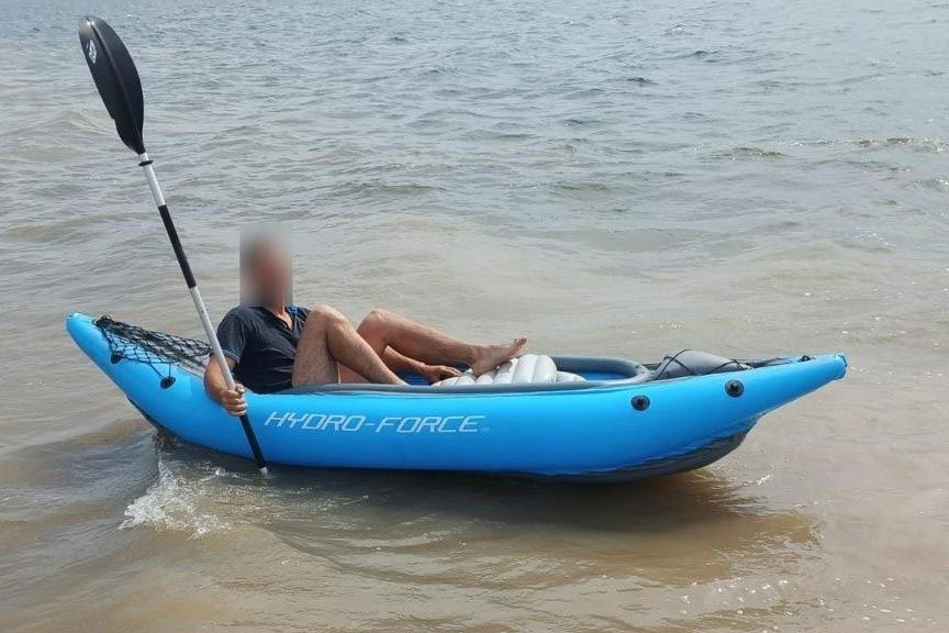 В Краснотуранском районе молодую пару унесло ветром в «море» на надувном каяке В Красноярском крае спасателям Краснотуранской спасательной станции пришлось спасать двух молодых людей, уплывших на надувном каяке в Сыдинский залив Красноярского водохранилища. В краевом учреждении «Спасатель» рассказали, что парень и девушка вышли на прогулку на каяке без спасательных жилетов. Вскоре надувное судно получило повреждение, воздух из него начал выходить. В это же время испортилась погода — поднялся сильный ветер и появились высокие волны. Ребята обратились за помощью в службу 112. Информацию оперативно передали на Краснотуранскую спасательную станцию. Оттуда на поиски терпящих бедствие туристов отправилась поисковая группа на катере. Спасатели обнаружили молодых людей примерно в 3 км от берега в районе села Белоярск и эвакуировали на сушу. От медпомощи пара отказалась. Newslab