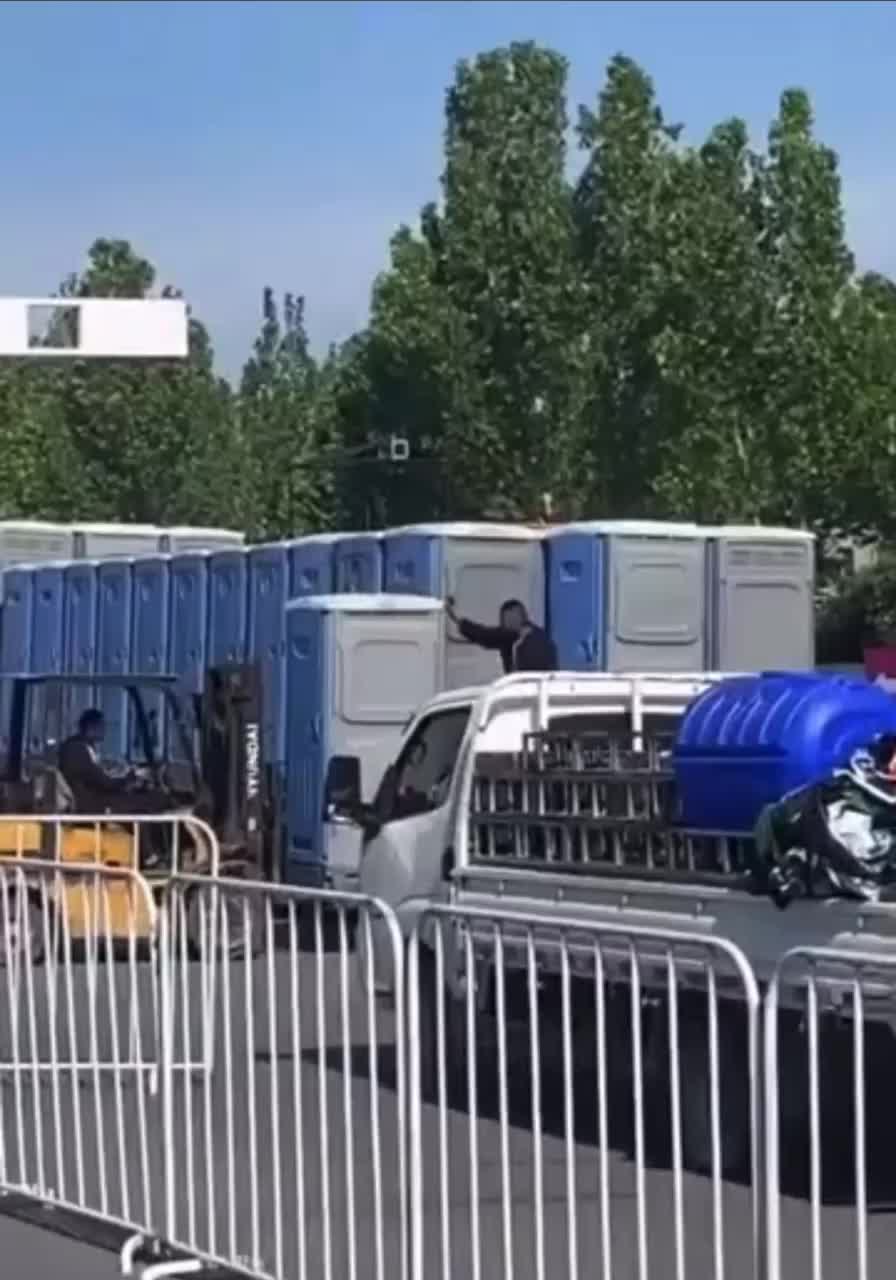 В Китае женщина проехала несколько часов в биотуалете на погрузчике