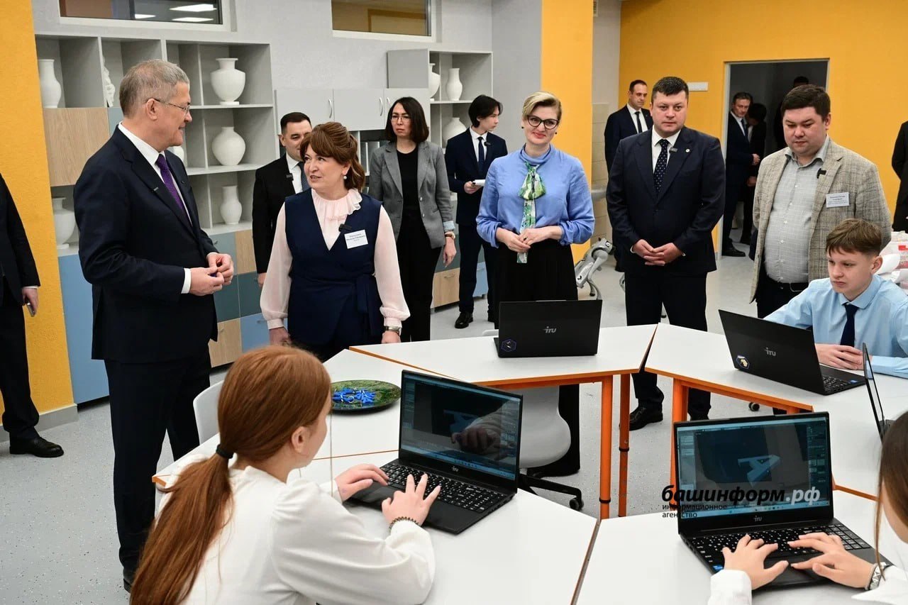 В Уфе состоялось долгожданное открытие образовательного центра в Кузнецовском затоне Школа 164 рассчитанная на 2200 мест стала самой большой в ПФО Строительство школы которая стала самым большим образовательным центром в Приволжском округе было непростым Сроки сдачи объекта несколько раз переносились но в итоге все трудности остались позади Школа занимает площадь 31 тысячу квадратных метров и имеет форму буквы А В ней предусмотрены 96 учебных кабинетов четыре спортивных зала медицинский блок собственный стадион игровые площадки и другие объекты инфраструктуры Внутри здания установлены лифты пандусы и отдельные туалеты для детей с ограниченными возможностями здоровья И это отличная новость честно говоря При отключении интернета доступен наш канал в Max Честно говоря ВК MAX подписывайтесь