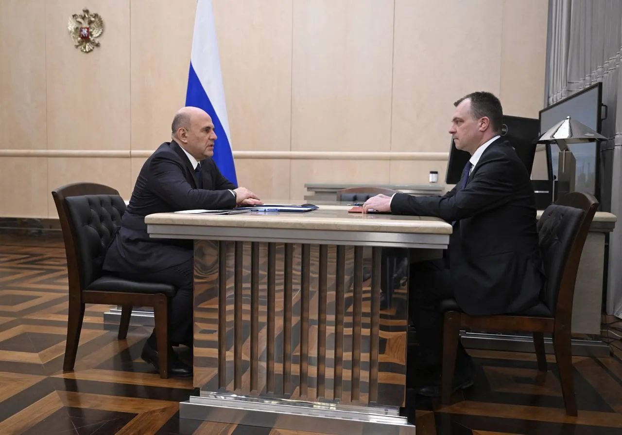 Председатель Правительства РФ Михаил Мишустин провел встречу с руководителем Федерального агентства по техническому регулированию и метрологии Антоном Шалаевым Глава ведомства сообщил что в среднем федеральное агентство ежегодно утверждает около 1 7 тыс новых и обновленных ГОСТов Более половины из них по инициативе бизнеса общественных объединений и отраслевых организаций Какие ГОСТы были приняты в последнее время Стандарты в индустрии детства ГОСТы на учебную мебель и оборудование в том числе высокотехнологичное а также на детское питание Принципиально новый комплекс ГОСТов который был утвержден впервые в России на спортивный инвентарь для адаптивных видов спорта Уникальный комплекс ГОСТов связанный со стандартами общей информационной модели роботов Разрабатываются стандарты в сфере беспилотных систем для строительства сельского хозяйства нефтегазового комплекса а также в отраслях биоэкономики Что делает Росстандарт для привлечения кадров С 2025 года в системе Росстандарта действует программа по привлечению ветеранов специальной военной операции для трудоустройства 66 ветеранов СВО уже трудоустроены в систему ведомства Для молодежи работает проект Метрологический образовательный кластер В него вовлечено более 490 организаций детские сады школы лицеи производители измерительного оборудования и организации системы Росстандарта В текущем году важно продолжить работу по подготовке новых национальных стандартов как в промышленности так и в социальной сфере чтобы оставаться в числе глобальных лидеров в современных измерительных возможностях в разработке высокотехнологичного высокоточного оборудования отметил Михаил Мишустин Подписаться на канал Росстандарта в Max