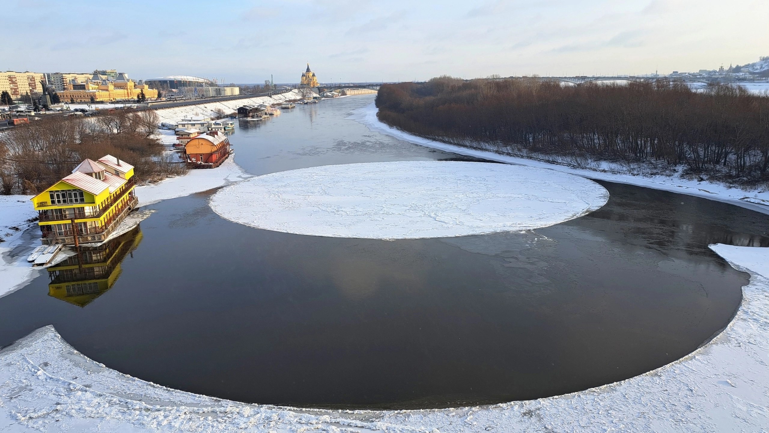 Два ледяных круга появились на реках Нижегородской области: один на реке Узола в поселке Ковернино, второй на Оке.  Природные Катаклизмы   #новости