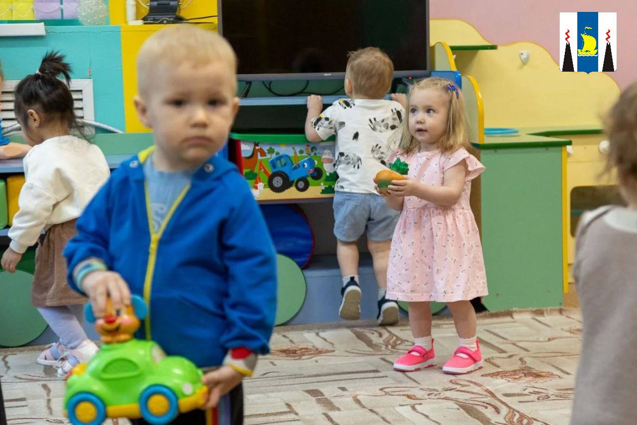 В Южно Сахалинске стартовал пилотный проект по кратковременному пребыванию детей в детском саду В рамках регионального проекта Счастливое материнство инициированного губернатором Валерием Лимаренко в детском саду 19 Аленушка начал работу пилотный проект по организации групп кратковременного пребывания для детей от 1 года  Услуга предназначена для родителей которым необходимо ненадолго оставить ребенка под профессиональным присмотром в дошкольной среде Она особенно востребована среди семей чьи дети еще не получили место в детском саду Ключевые условия  возраст детей от 1 до 1 5 лет  время посещения до 3 часов в день утренняя или дневная смена  для оформления необходимы электронная заявка и медицинский осмотр ребенка Услуга очень востребована Заявок уже много их число продолжает расти Мы нацелены на кратковременное содержание малышей и обсуждаем все условия индивидуально с каждым родителем отметила заместитель заведующего по ВМР Елена Крутикова Одной из первых услугой воспользовалась Инга Иванова которая привела дочь в группу еще в декабре 2025 года Мой ребенок с удовольствием пошёл в сад Такая программа важная поддержка для семьи Это фундамент для успешной социализации детей поделилась мнением родительница Проект направлен на поддержку семей с маленькими детьми и расширение доступности услуг дошкольного образования в регионе Подписывайтесь на нас в MAX sakhgov