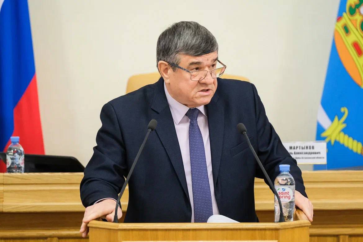 Астраханский депутат предложил закладывать в бюджет дополнительные 10 чтобы их можно было украсть Со своим предложением депутат Евгений Дунаев выступил в ходе обсуждения темы хищения средств при выполнении госконтрактов Каждый из нас открывает утром интернет и читает при строительстве садика украли 15 миллионов при строительстве домов украли 10 миллионов очистные сооружения должны были сдать но украли 30 миллионов Это не случай это Салтыков Щедрин сказал Если я проснусь через 200 лет то увижу пьют и воруют Так давайте заложим сразу в бюджет 10 на то чтобы их украли Возможно ли это Спикер астраханской облдумы Игорь Мартынов согласился что от коррупции никуда не денешься но предложение о дополнительных 10 отклонил В бюджет эти расходы нельзя Это уже будет по предварительному сговору группой лиц